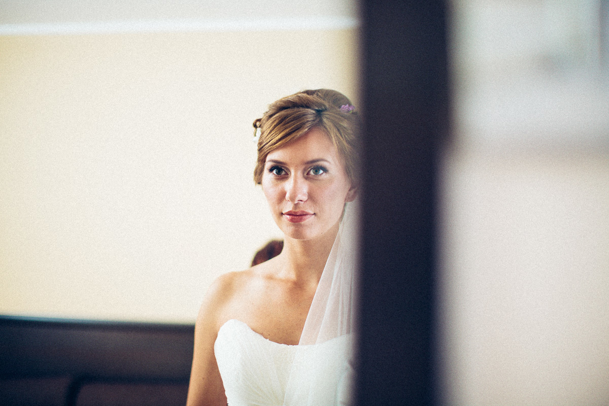 Совместные сборы летом в номере гостиницы. Олег Сверчков | Свадебный фотограф Вологда