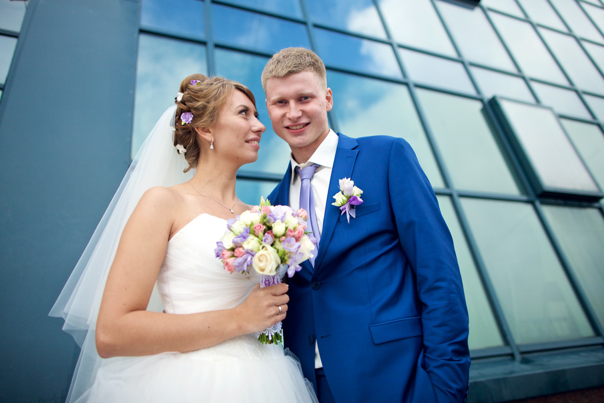 Совместные сборы летом в номере гостиницы. Олег Сверчков | Свадебный фотограф Вологда