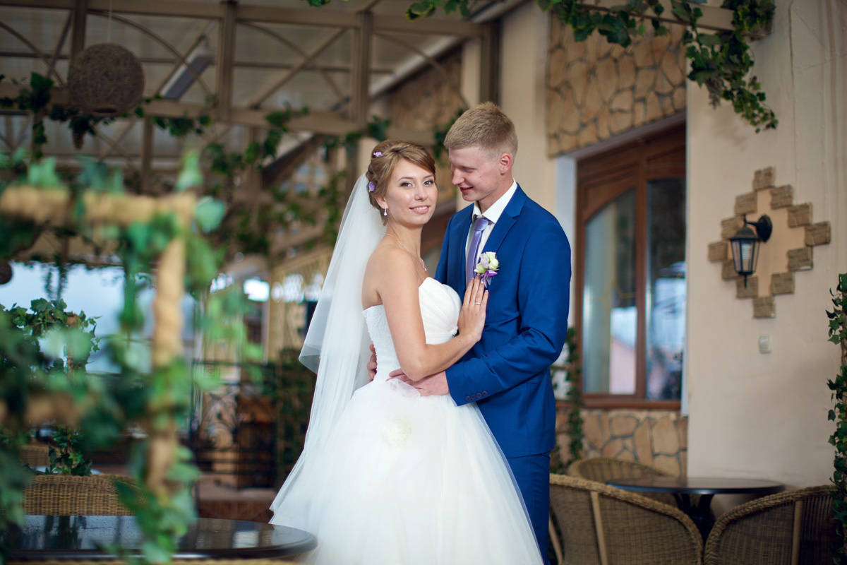 Совместные сборы летом в номере гостиницы. Олег Сверчков | Свадебный фотограф Вологда