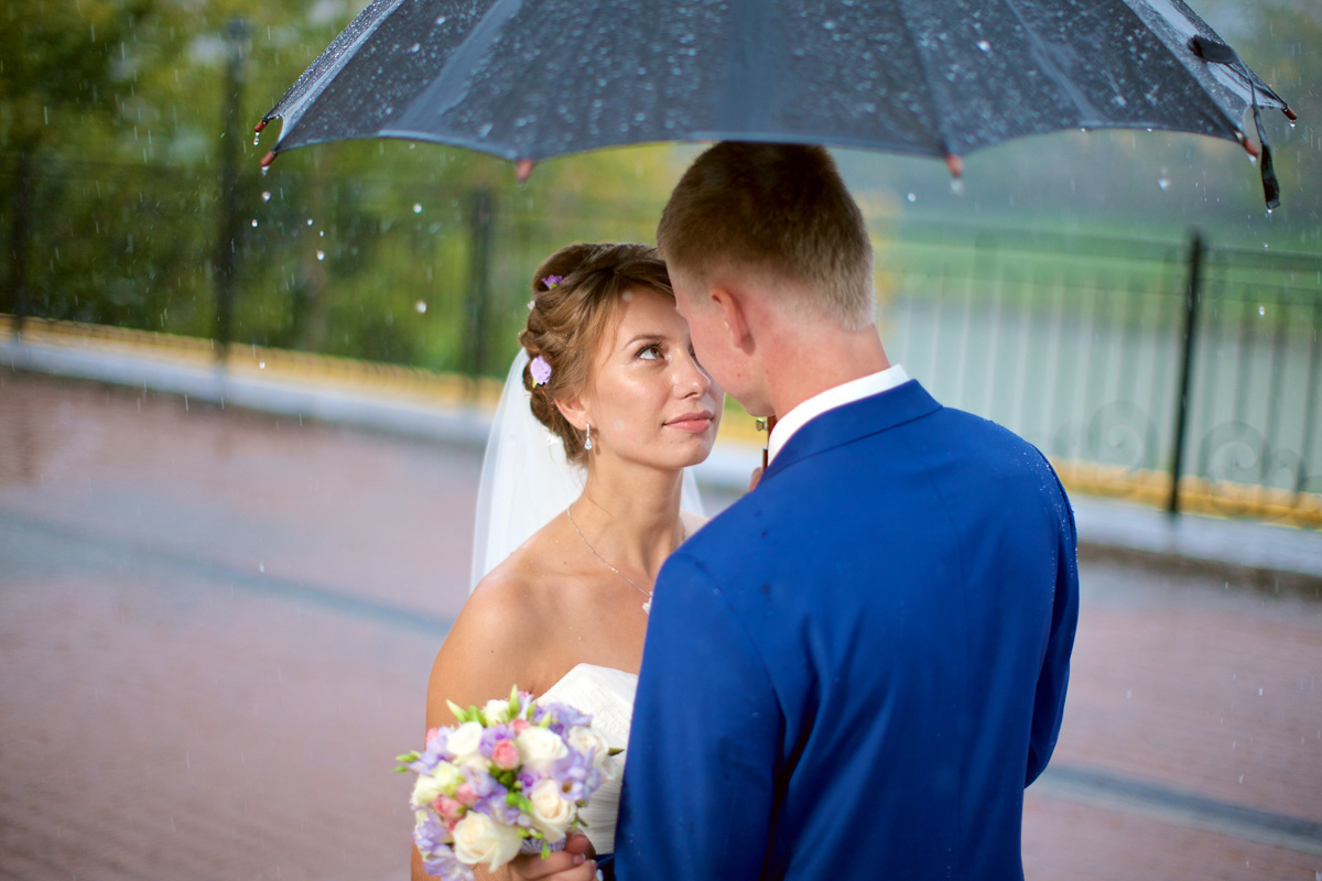 Совместные сборы летом в номере гостиницы. Олег Сверчков | Свадебный фотограф Вологда
