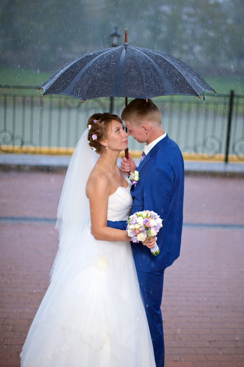 Совместные сборы летом в номере гостиницы. Олег Сверчков | Свадебный фотограф Вологда