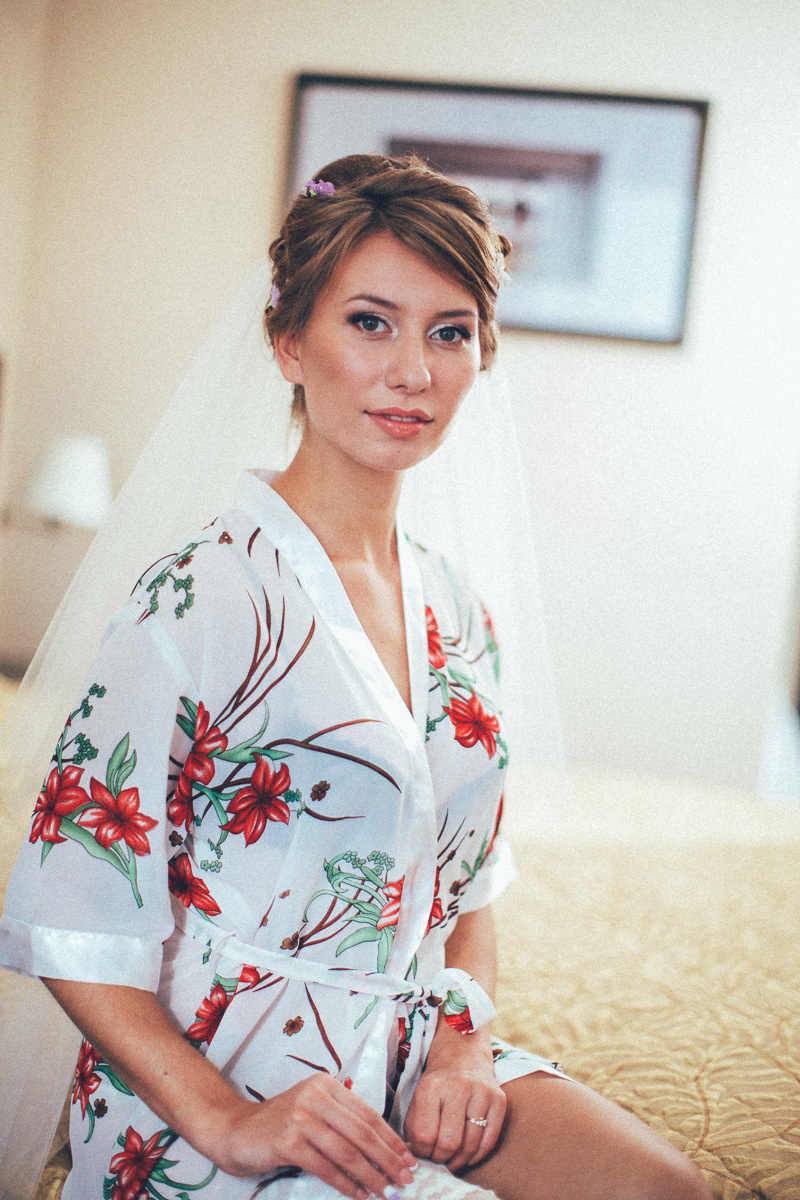 Совместные сборы летом в номере гостиницы. Олег Сверчков | Свадебный фотограф Вологда