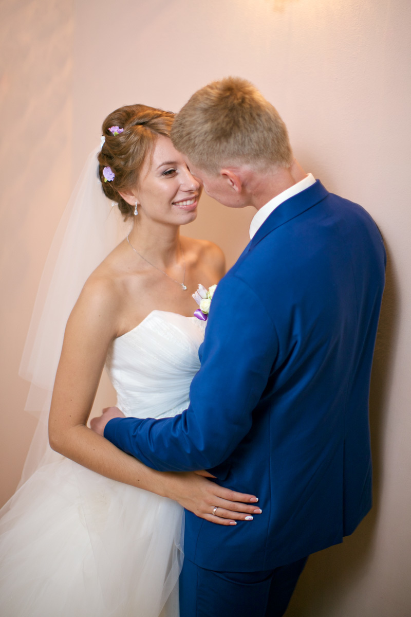 Совместные сборы летом в номере гостиницы. Олег Сверчков | Свадебный фотограф Вологда