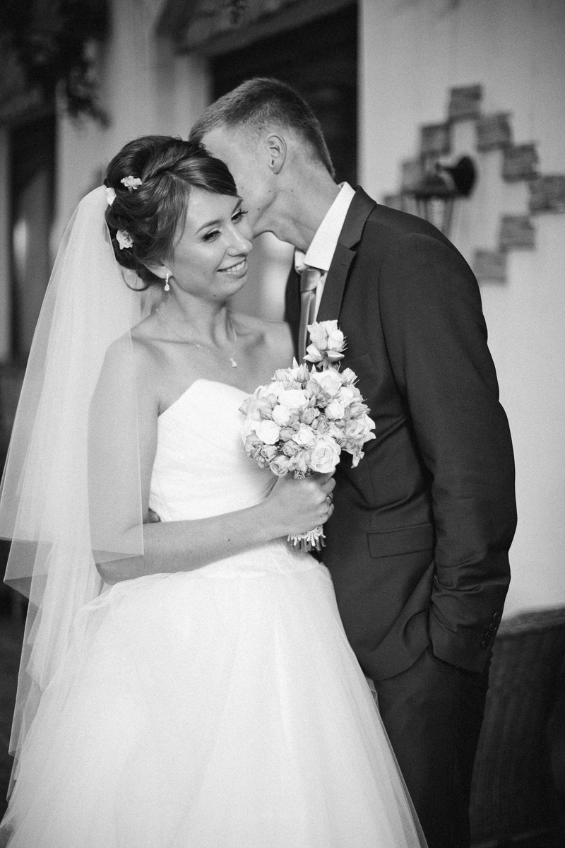 Совместные сборы летом в номере гостиницы. Олег Сверчков | Свадебный фотограф Вологда