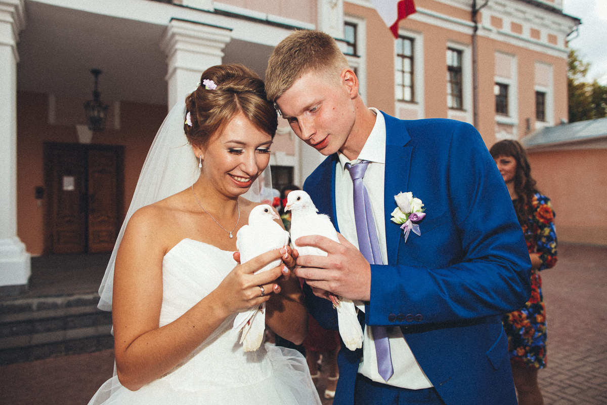 Совместные сборы летом в номере гостиницы. Олег Сверчков | Свадебный фотограф Вологда