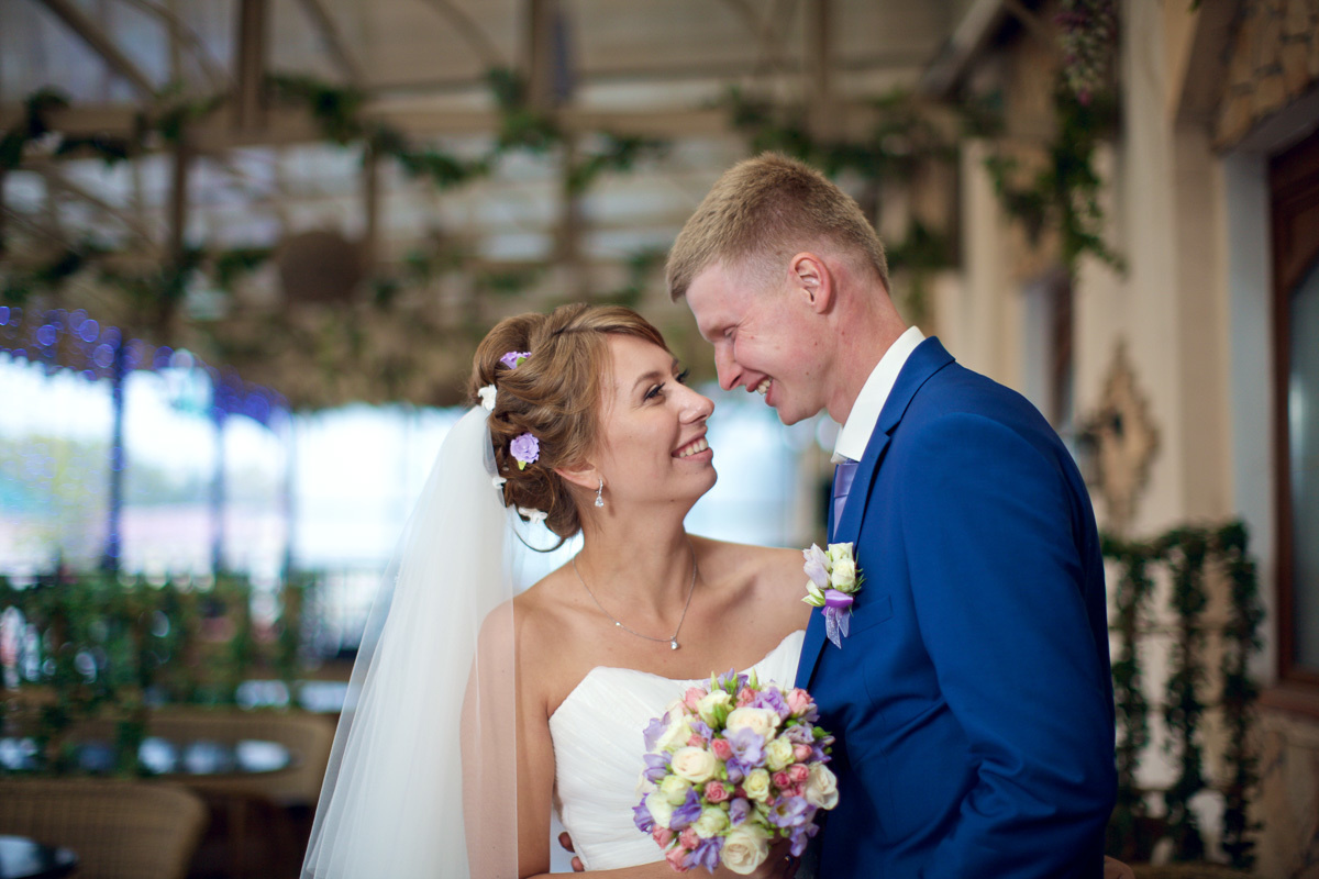 Совместные сборы летом в номере гостиницы. Олег Сверчков | Свадебный фотограф Вологда