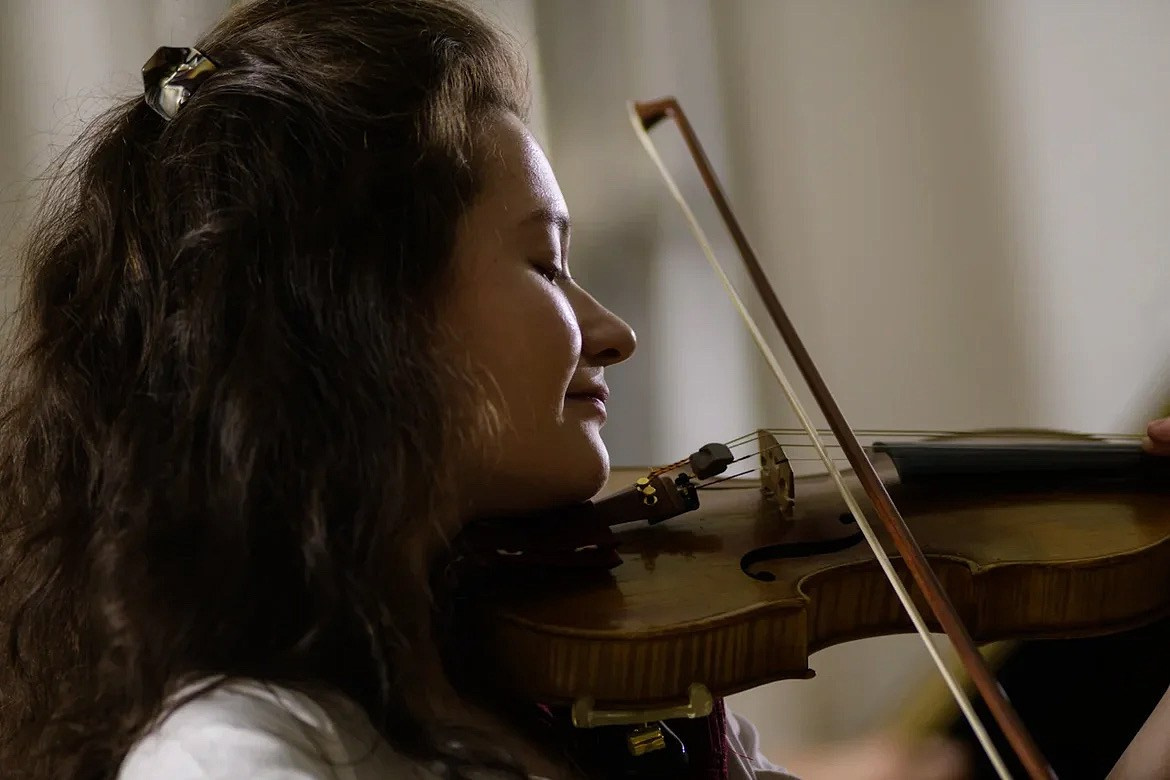 На сцене. Скрипачка Анна Савкина