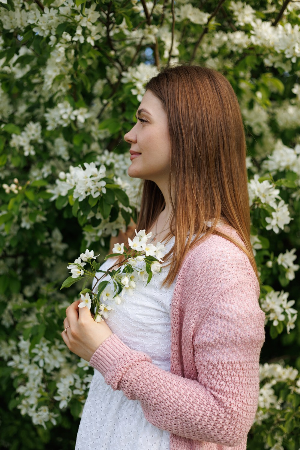 Фотосессия в цветущих яблонях. Семейный фотограф г. Тюмень