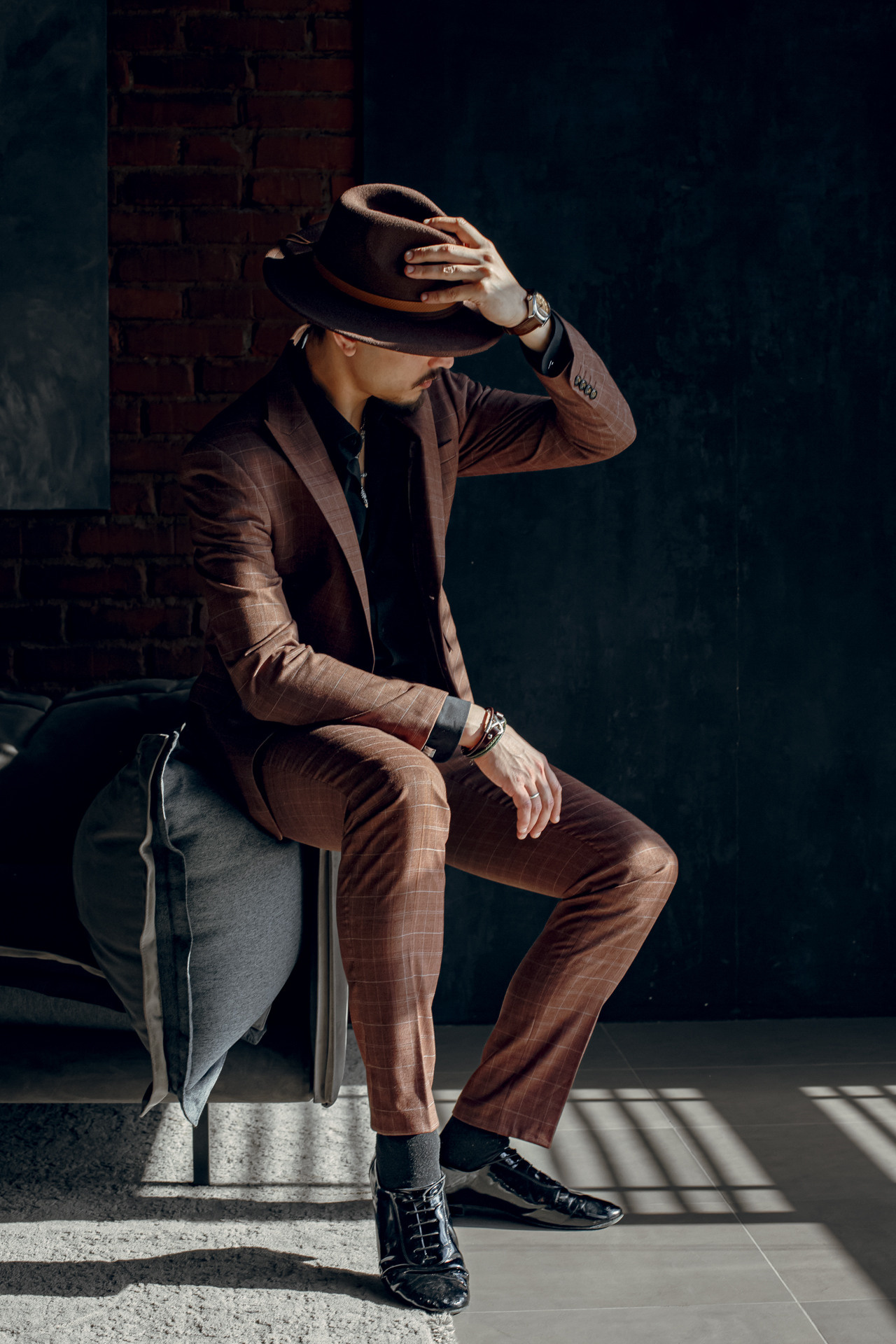 мужской  портрет ,костюм,острые козырьки,шляпа