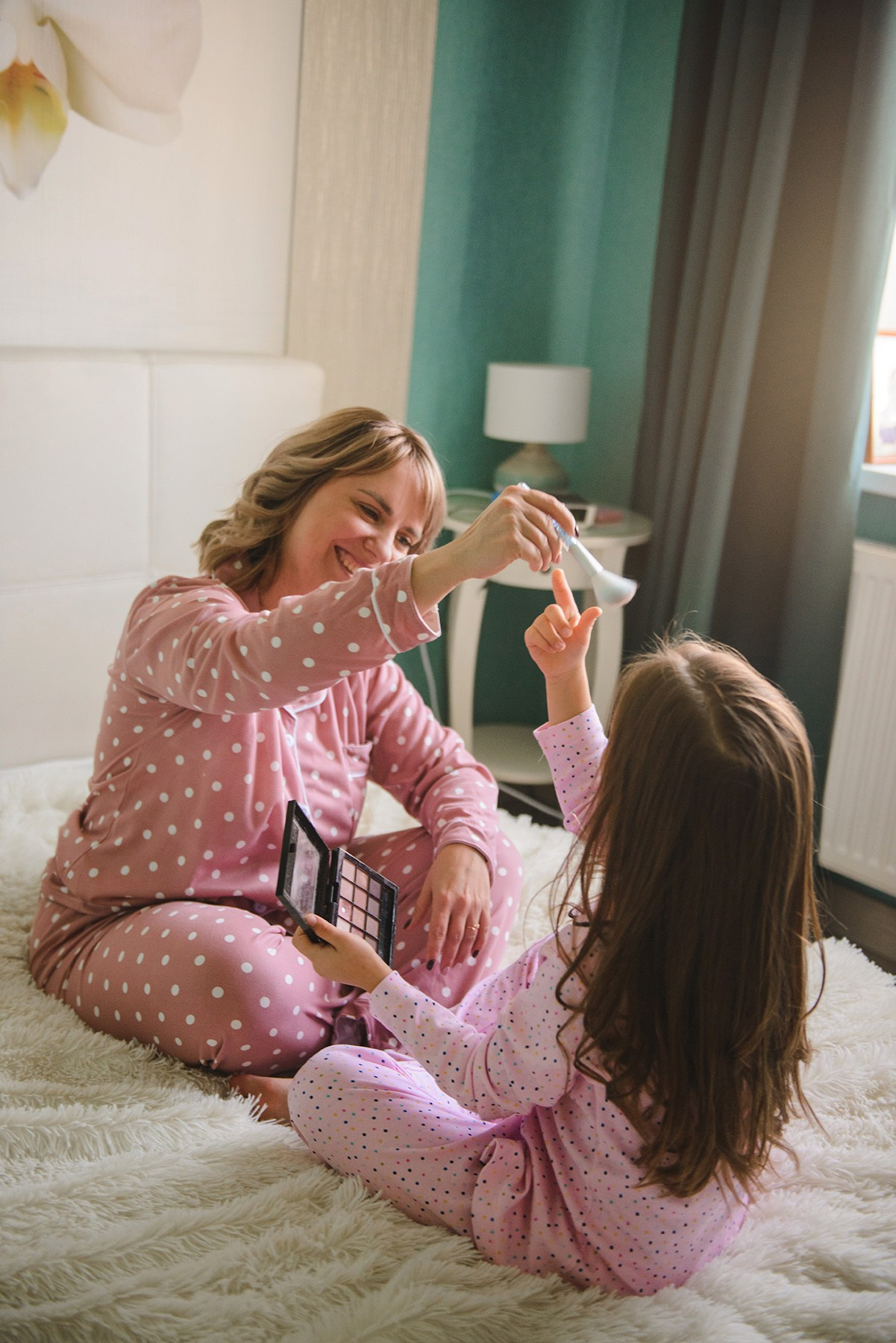 Family photo shoot at home , mom and daughter, in pajamas, Photographer Elena Carruthers, Scotland