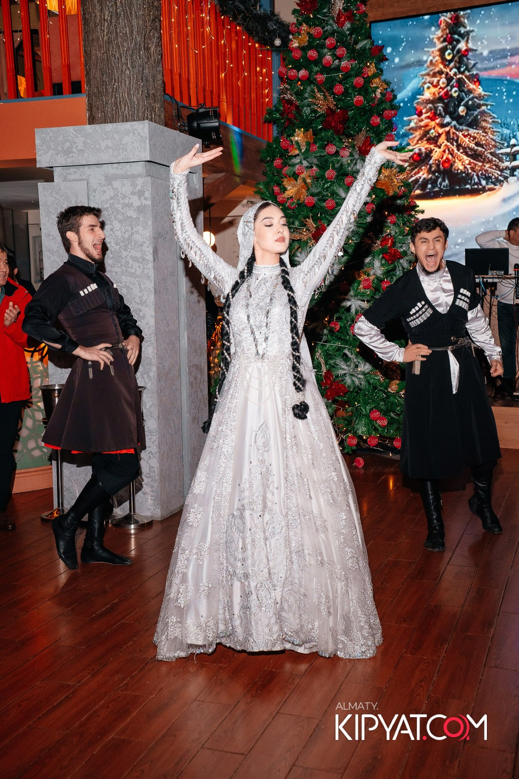 ГРУЗИНСКИЙ ДВОР НА КАБАНБАЙ БАТЫРА. КИПЯТКОМ АЛМАТЫ!