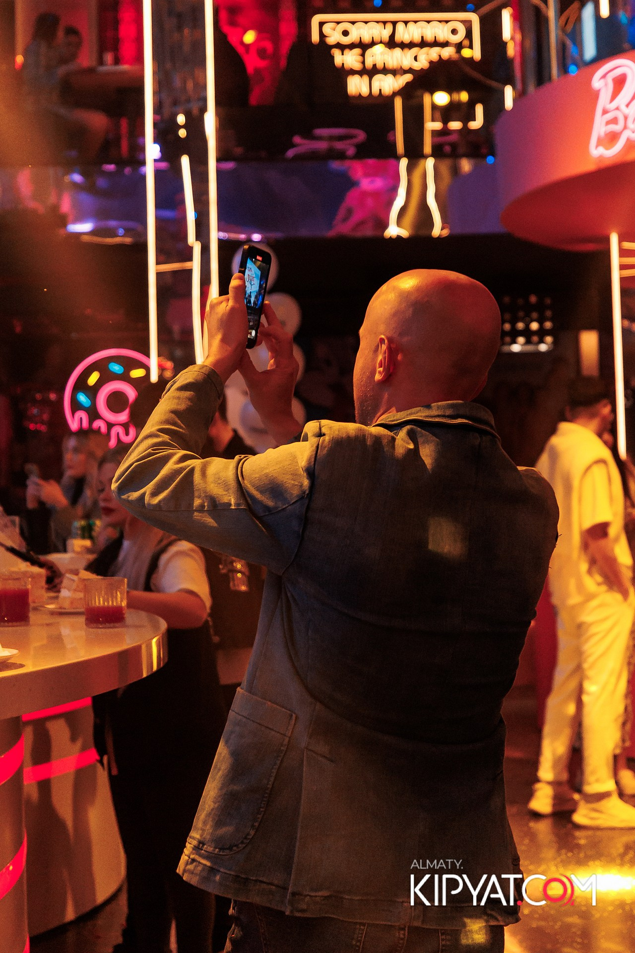 ПРЕЗЕНТАЦИЯ КНИГИ ВИКТОРА ЕЛИСЕЕВА. КИПЯТКОМ АЛМАТЫ!