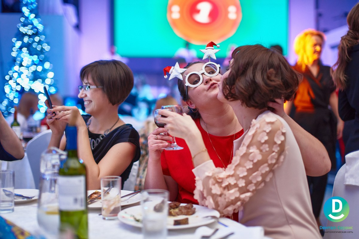 Новогодний корпоративный репортаж Дентал Сервис. Репортажный и женский фотограф в Новосибирске