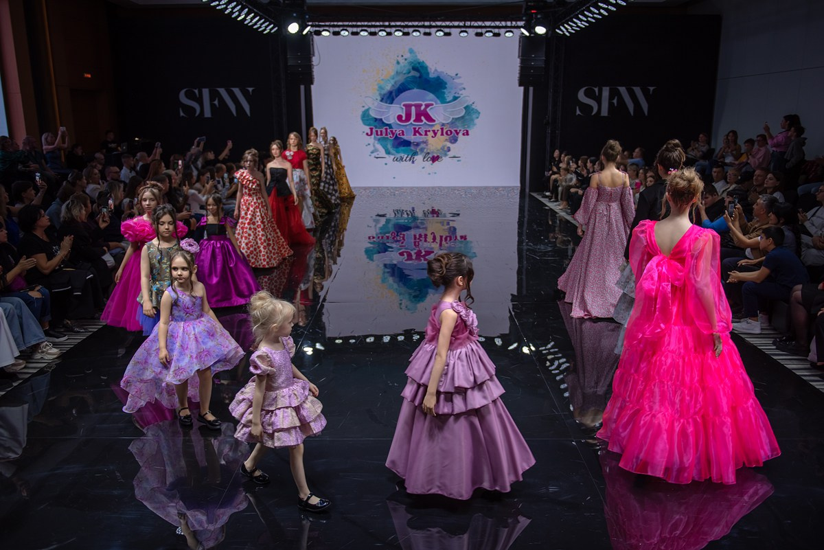 SochiFashionWeek2024 дизайнер Юлия Крылова. Семейный и коммерческий фотограф в Сочи Александр Бодунов