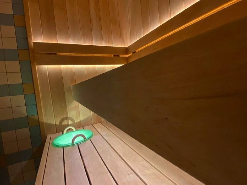 Парная в Мартышкино из ольхи и термоольхи с парящими полками, светодиодным освещением и лавкой на реллингах для комфортного парения. SaunaTopMasters