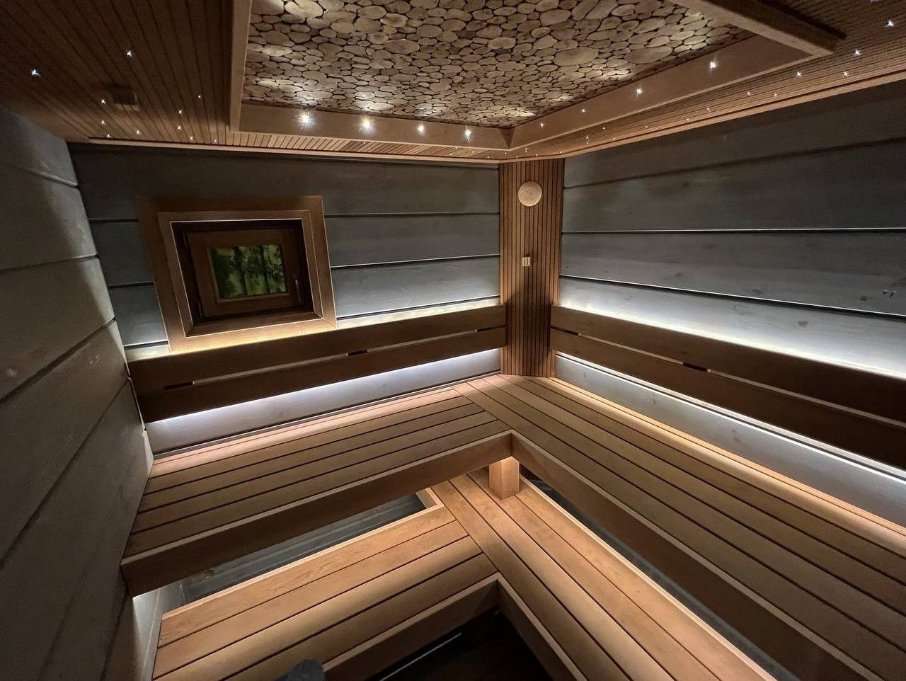 Парная в Орлино: рейка из термоольхи, каменка Sawo Nimbus и можжевеловое панно среди звёздного неба. SaunaTopMasters