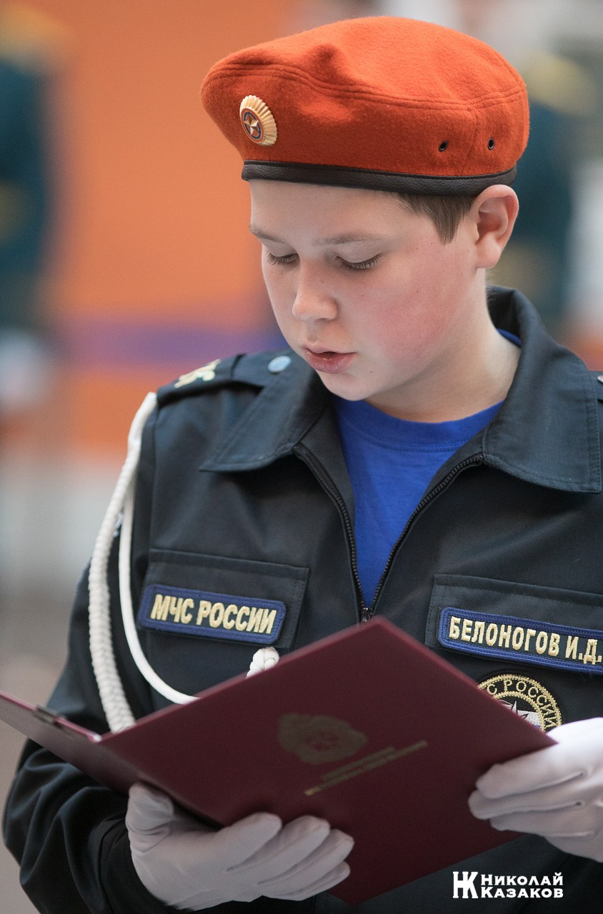 Воспитанник кадетского класса МЧС читает присягу во время торжественного посвящения в кадеты в Атриуме Петропавловской крепости 
