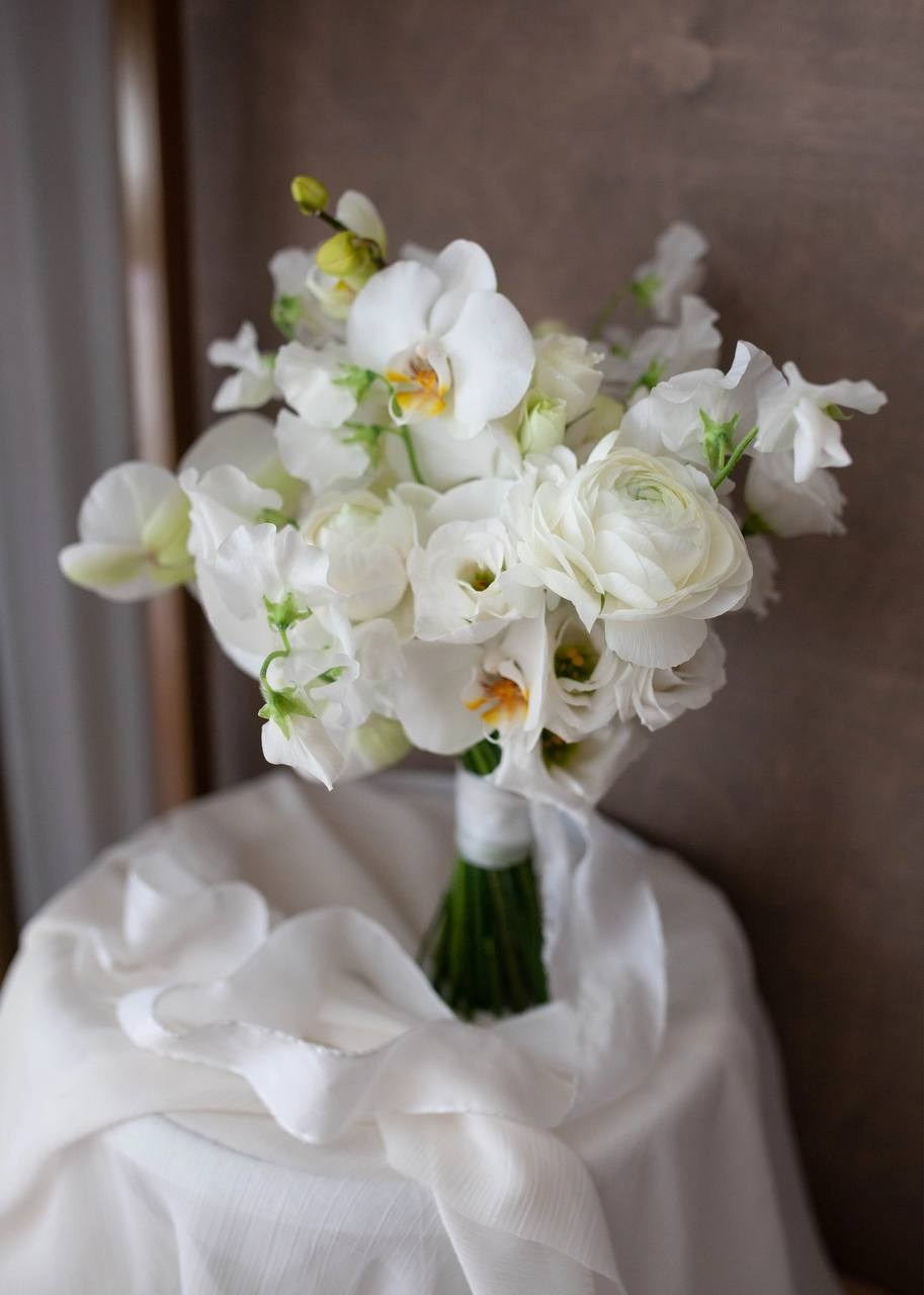 Белые для буктов, 250 руб. Дизайнер полиграфии в Санкт-Петербурге. Заказать свадебные приглашения, подарочные сертификаты, полиграфию для бизнеса, шелковые ленты