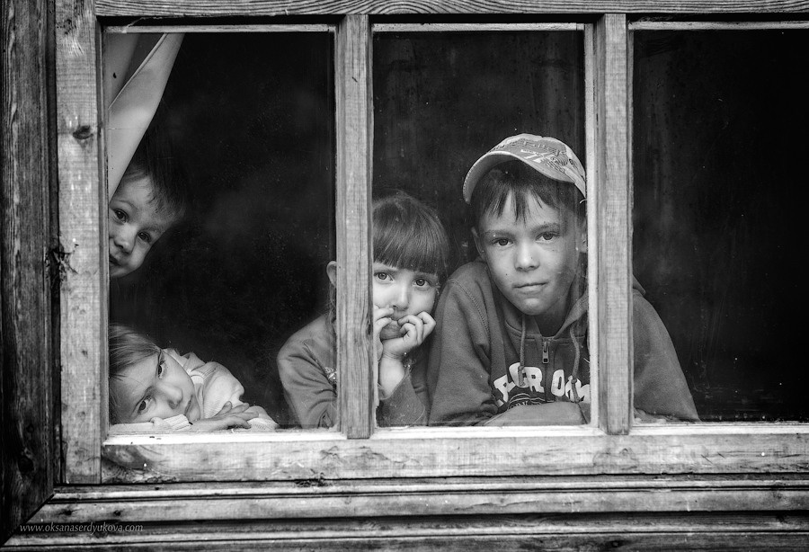 Дети смотрят в окно дома. Глубина чувств в чёрно-белой фотографии.