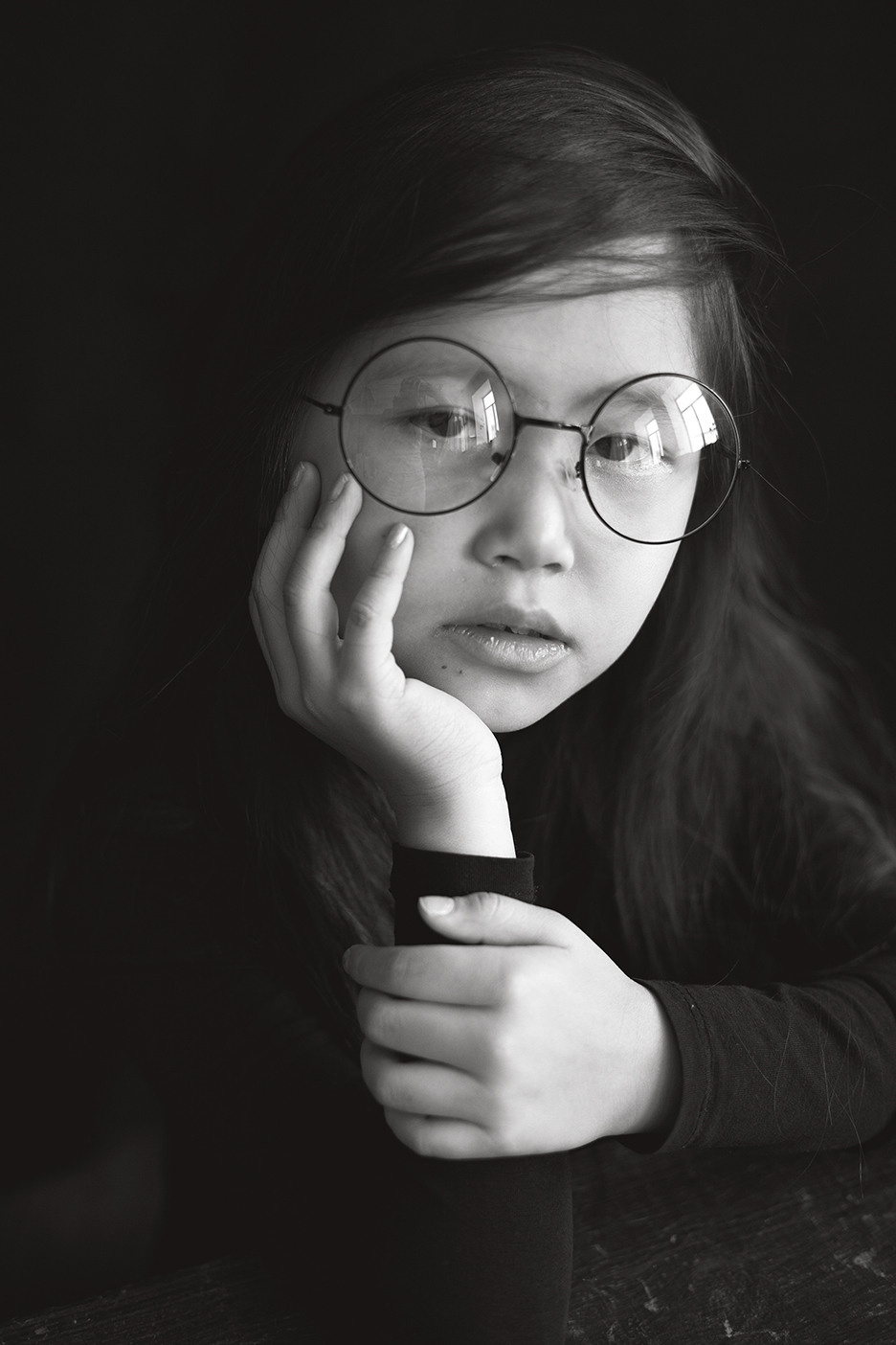 Портрет юной девочки в очках с особым глубоким взглядом. Магия чёрно-белой фотографии.