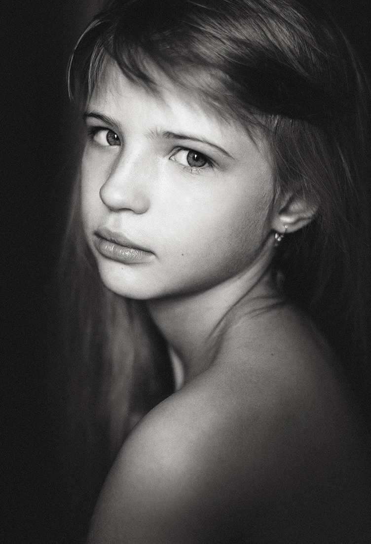 Портрет девочки, магия чёрно-белой фотографии.