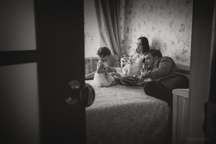 Семья уединилась в комнате, хорошо проводит время с ребёнком.