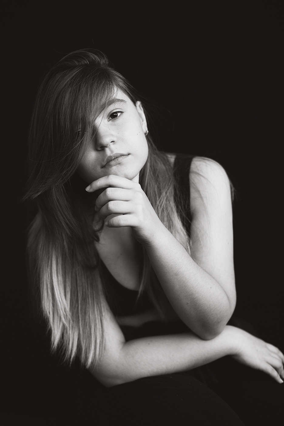 Портрет юной девочки с особым взглядом. Учиться  позировать, магия чёрно-белой фотографии.