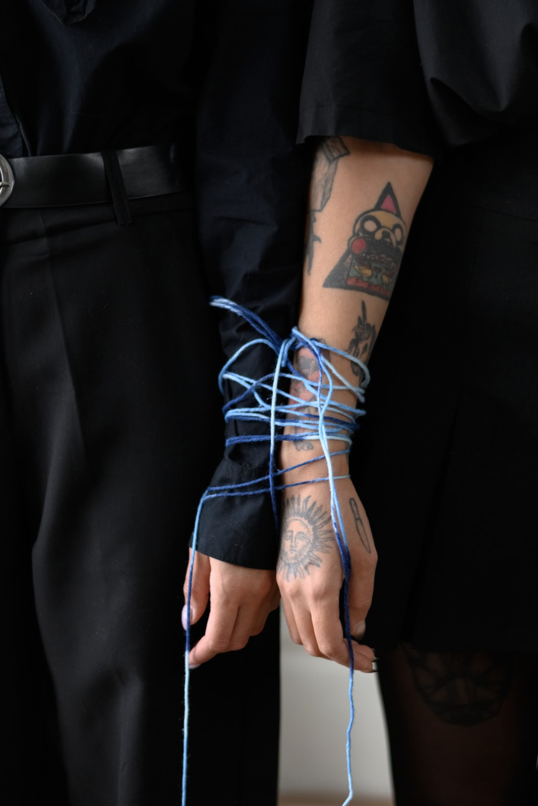 Крупный план рук, связанных нитью — идея для фотосессии сестер