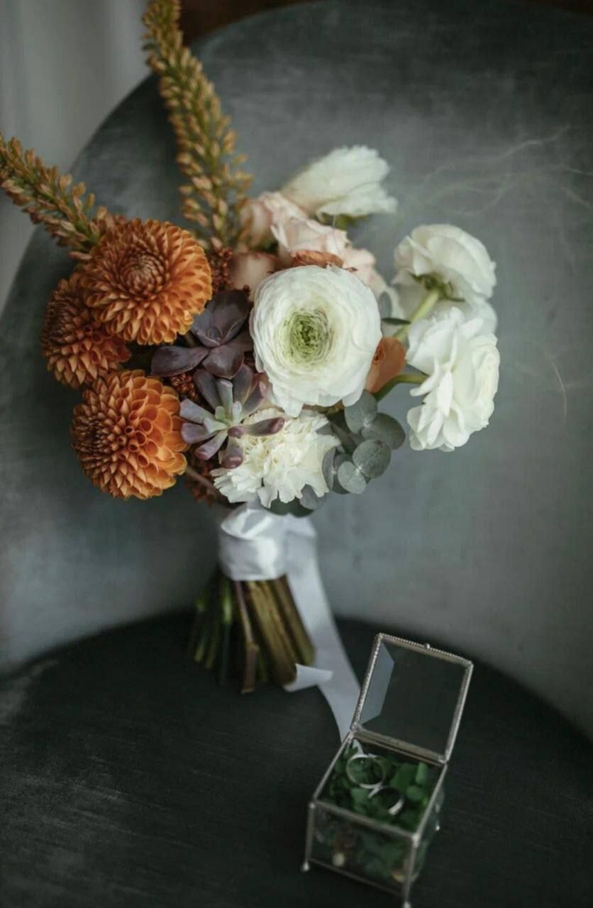 Букет невесты с сезонными георгинами, любимыми невестой ранункулюсами и эримурусом. Акцентные эхиверии после высаживаются в грунт и радуют свою обладательницу ещё долгое время (при соблюдении рекомендаций что предоставляю!) . Букет невесты на заказ, букет для невесты Москва, свадебный флорист, флорист на свадьбу, сборка букета на свадьбу, ручная работа, букет для невесты ручной работы, букет невесты ручной работы . бутоньерка жениха в подарок,  современный букет невесты