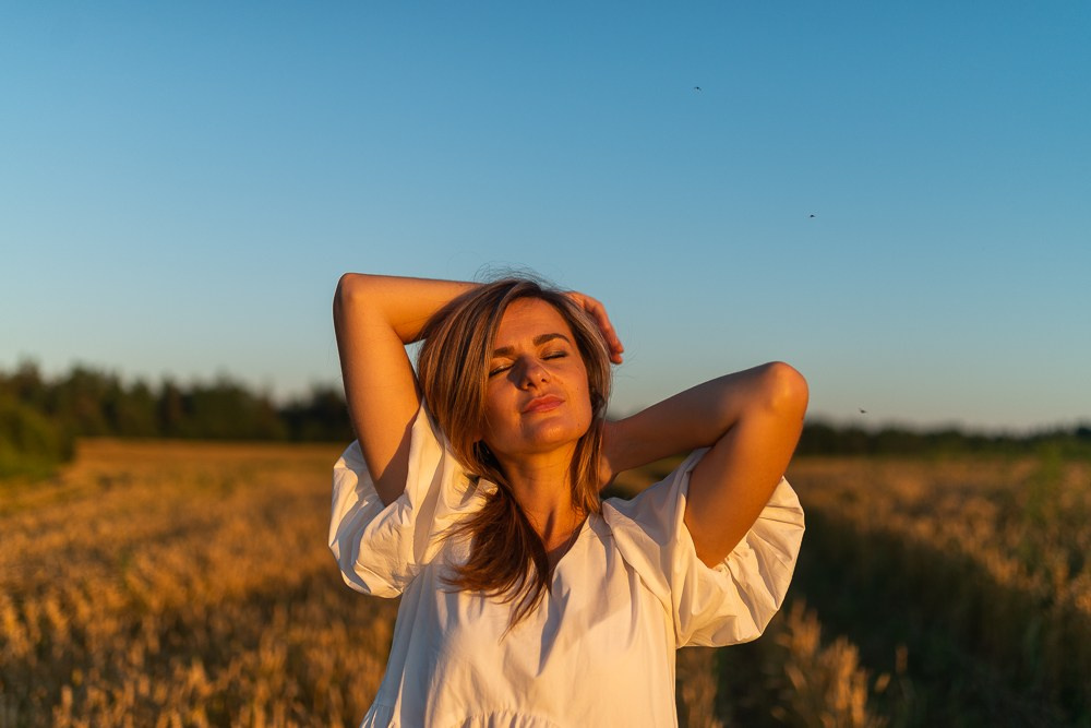 Поле, закат и наши улыбки. Фотограф Мария Ковкова