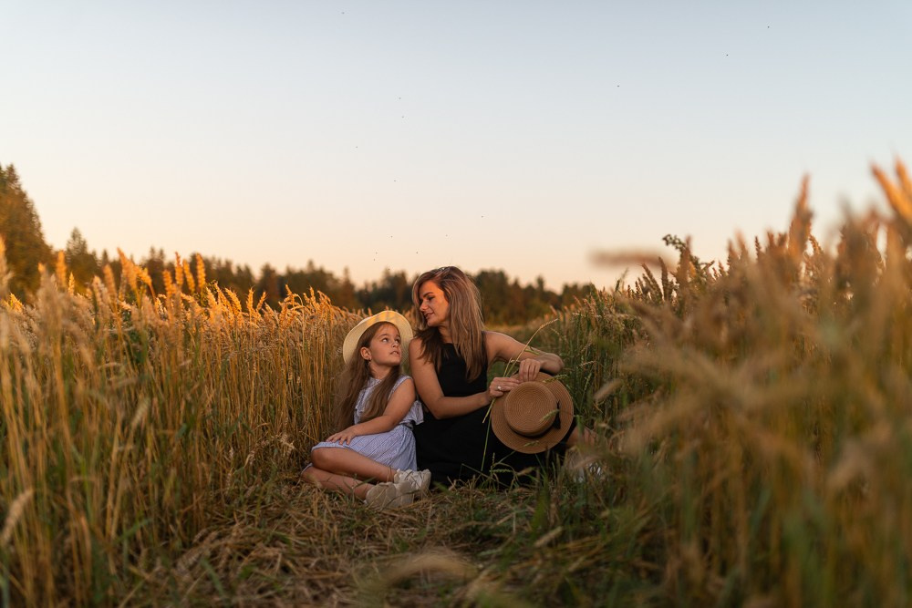 Поле, закат и наши улыбки. Фотограф Мария Ковкова