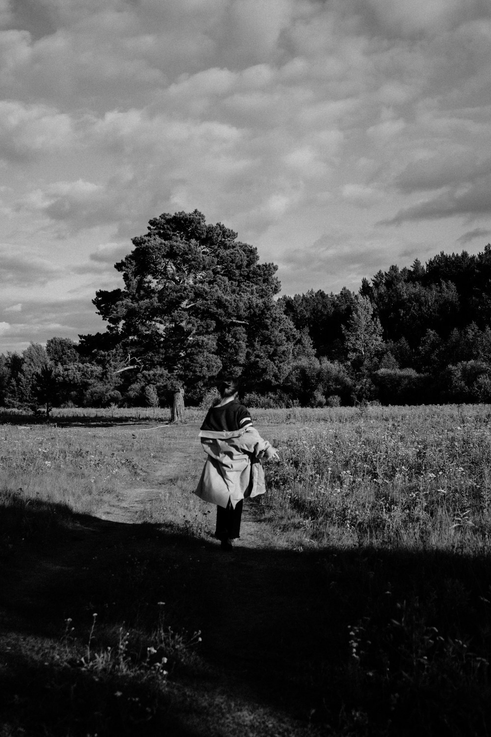 Женская выездная фотосессия на природе в Тюмени | Стильный портрет за городом. Портретный фотограф Тюмень Дарья Мустафина