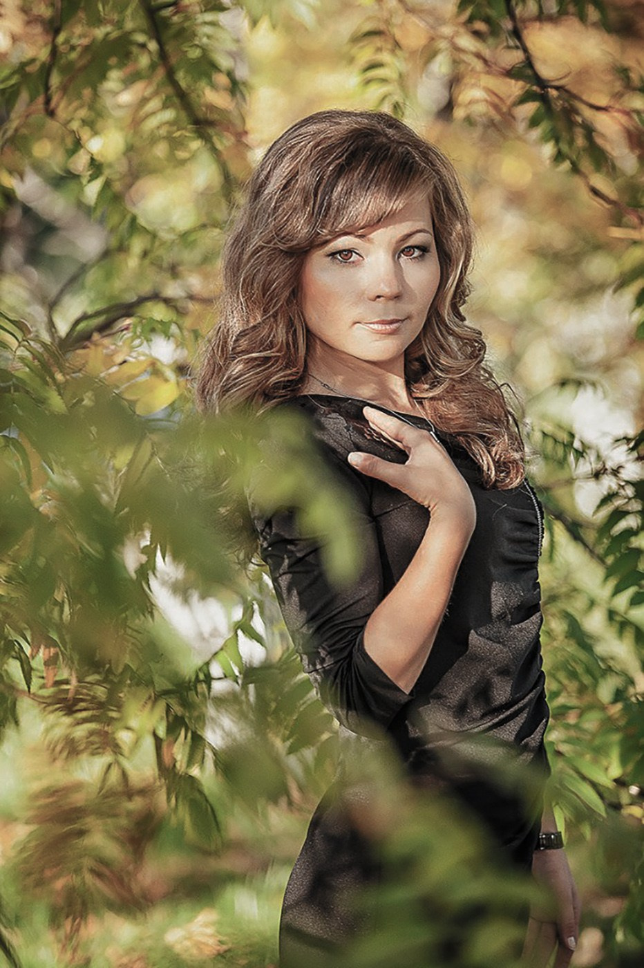 красивая женская фотосессия Красноярск фотограф для сайта знакомств и соцсетей фото девушки заказать цена стоимость примеры идеи места позы фотосессии социальной сети ИИ нейросеть промт визажист причёска макияж парк Сады мечты Татышев деловой бизнес имиджевый корпоративный портрет фото для резюме блога контент стилист подбор образа одежда аксессуары студия интерьерная уличная съемка портфолио отзывы час съемки