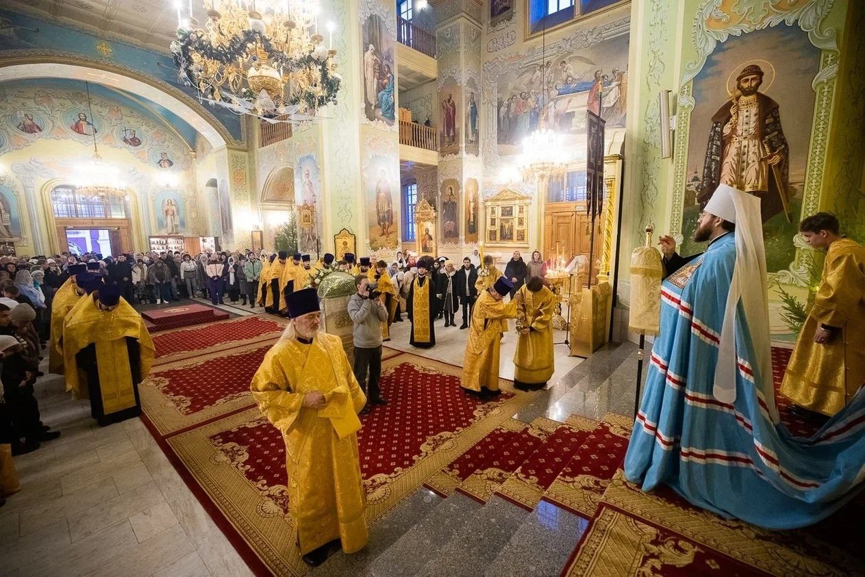 Благочинный Северо-Западного округа принял участие в Архиерейском Богослужении в Покровском соборе. Саратовское Северо-Западное благочиние