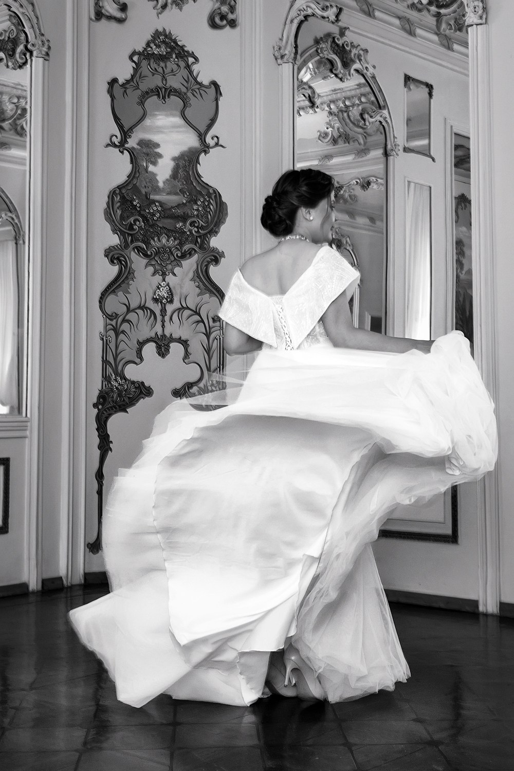 Невеста танцует, играет юбкой платья в зале ожидания в ЗАГСе - фотограф Янкаускене Наталья