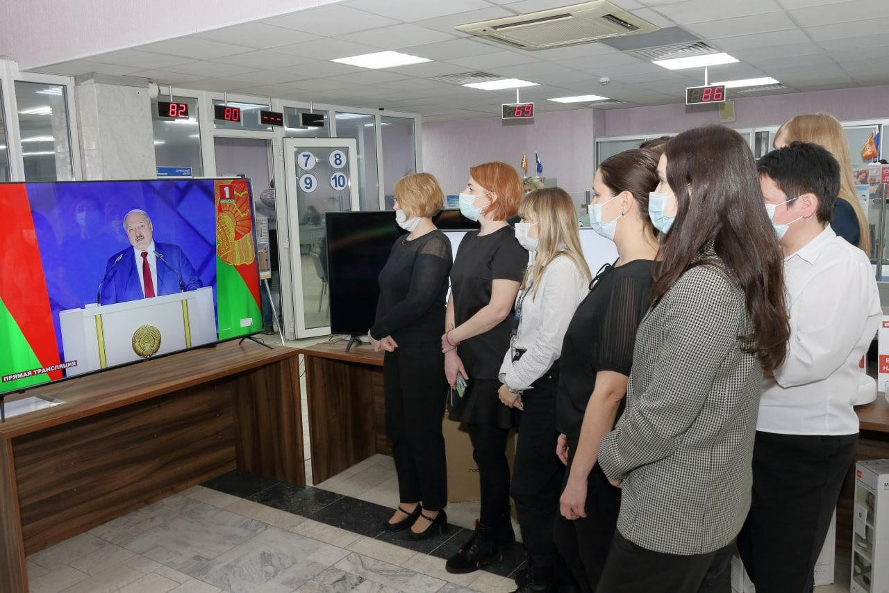 Watchers (2022). Künstler Verstecktoff