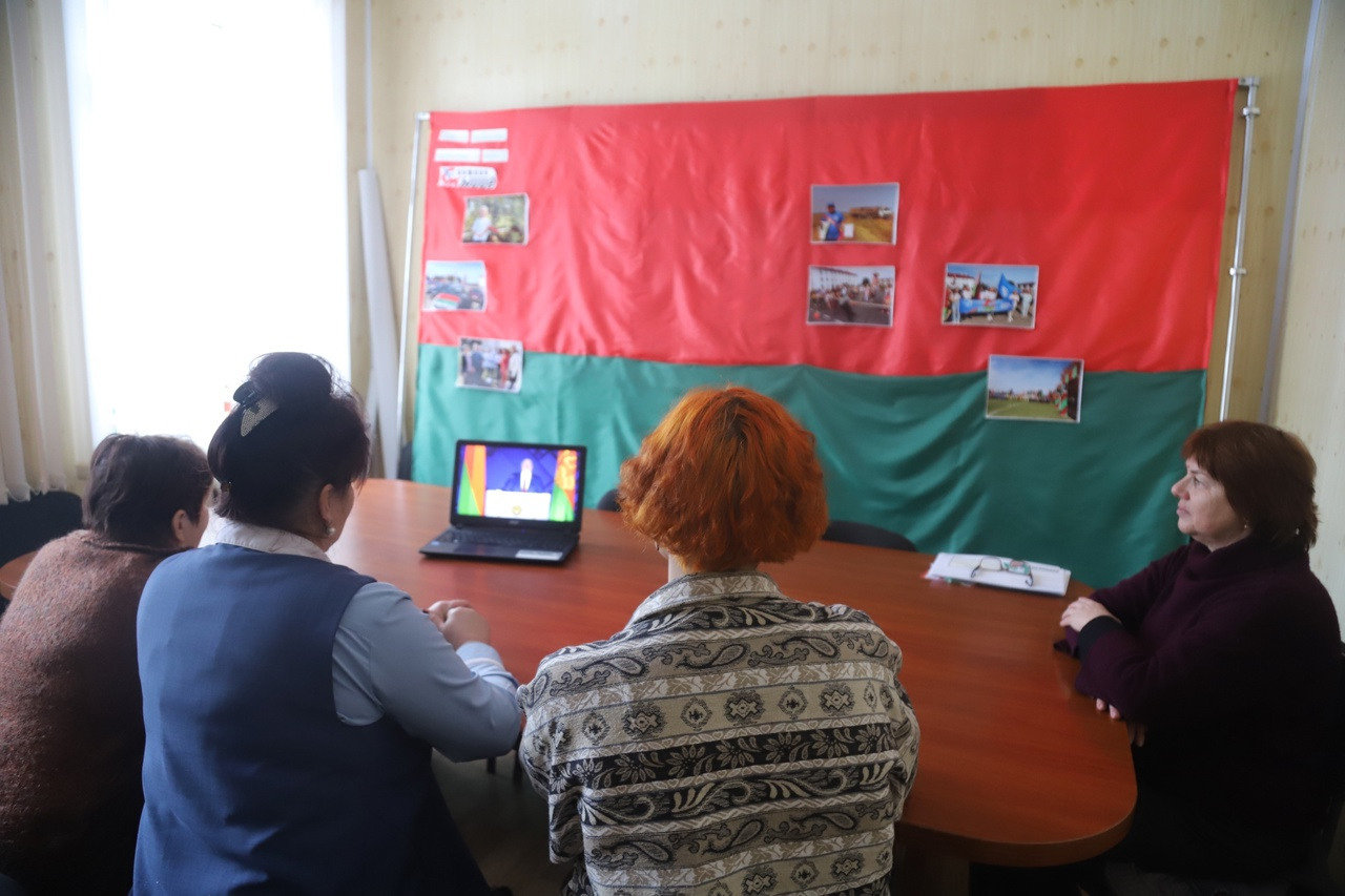 Watchers (2022). Künstler Verstecktoff