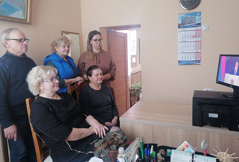 Watchers (2022). Künstler Verstecktoff