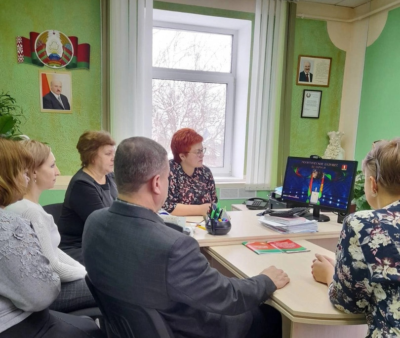 Watchers (2022). Künstler Verstecktoff