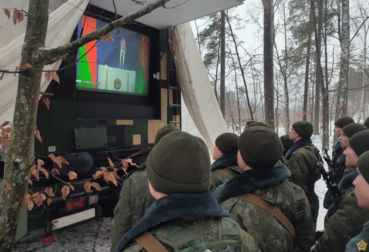 Watchers (2022). Künstler Verstecktoff