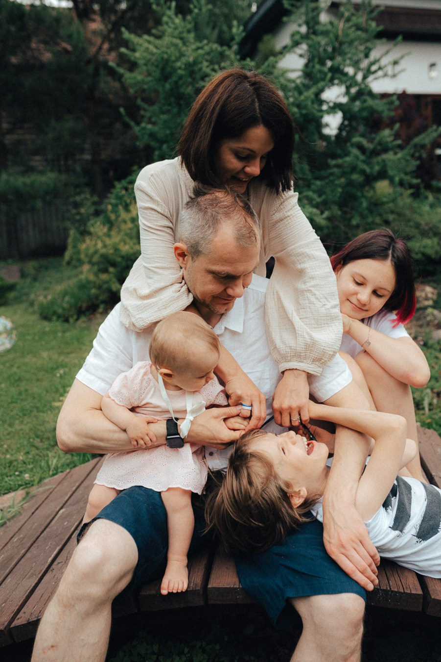 Коля, Ксюша, Саша, Андрей, Кира и бабушки | на даче