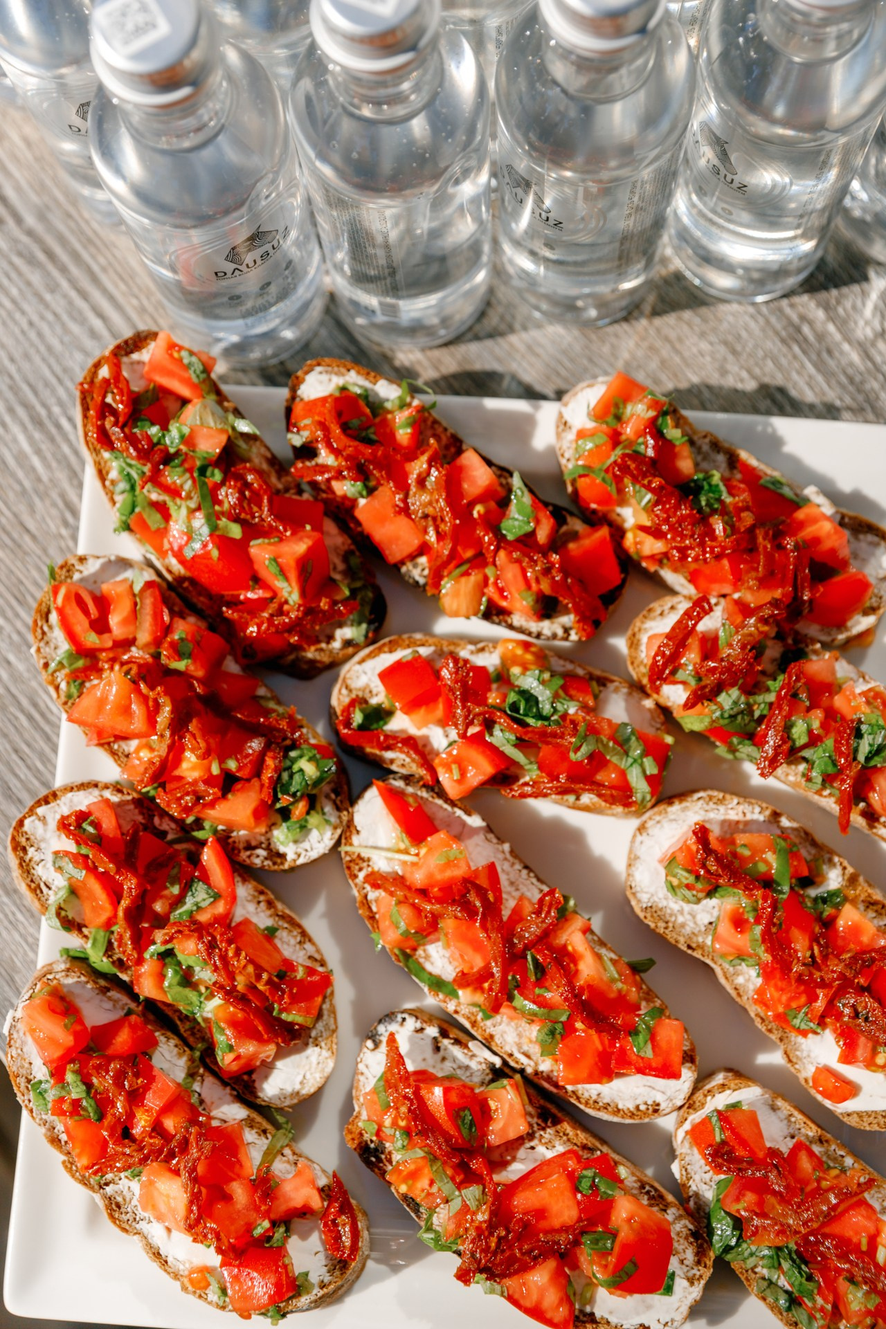 Красивые брускеты на подносе