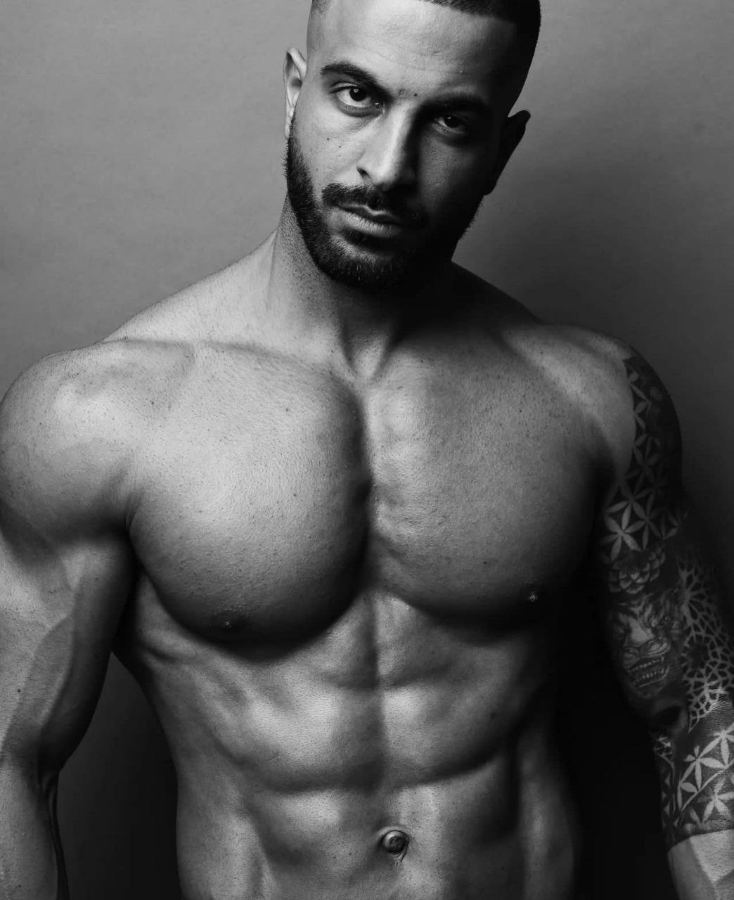 Заур, 183 см, 52-54 р-р. KED Production — продакшн из СПб. Создаём фото, видео и контент, который помогает брендам и селлерам продавать больше