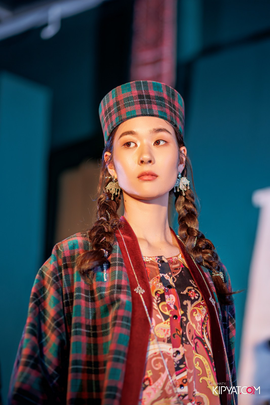 FASHION ПОКАЗ, КАЗАХСКОЙ НАЦИОНАЛЬНОЙ ОДЕЖДЫ. КИПЯТКОМ АЛМАТЫ!