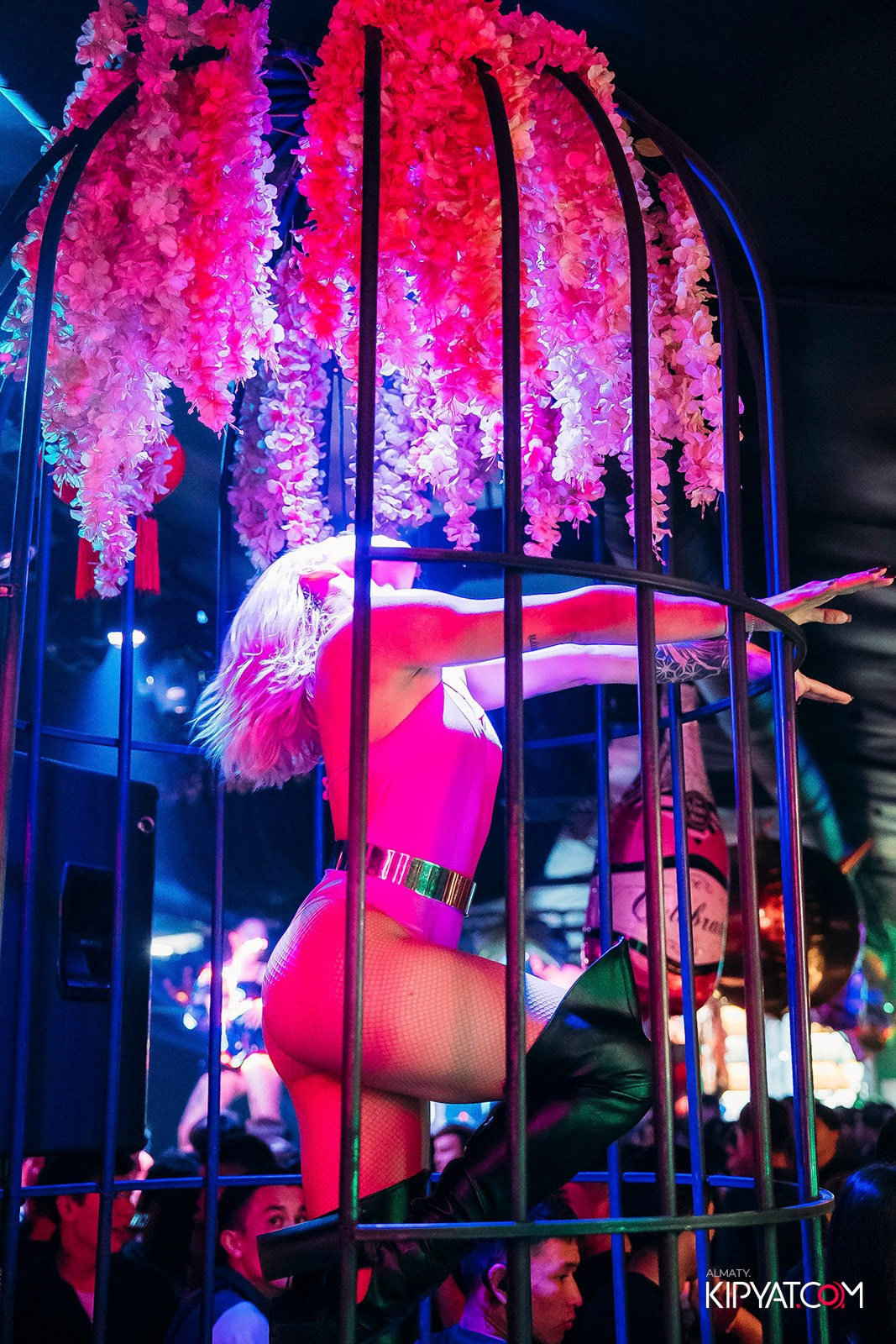 UYAT ЕМES BAR. КИПЯТКОМ АЛМАТЫ!