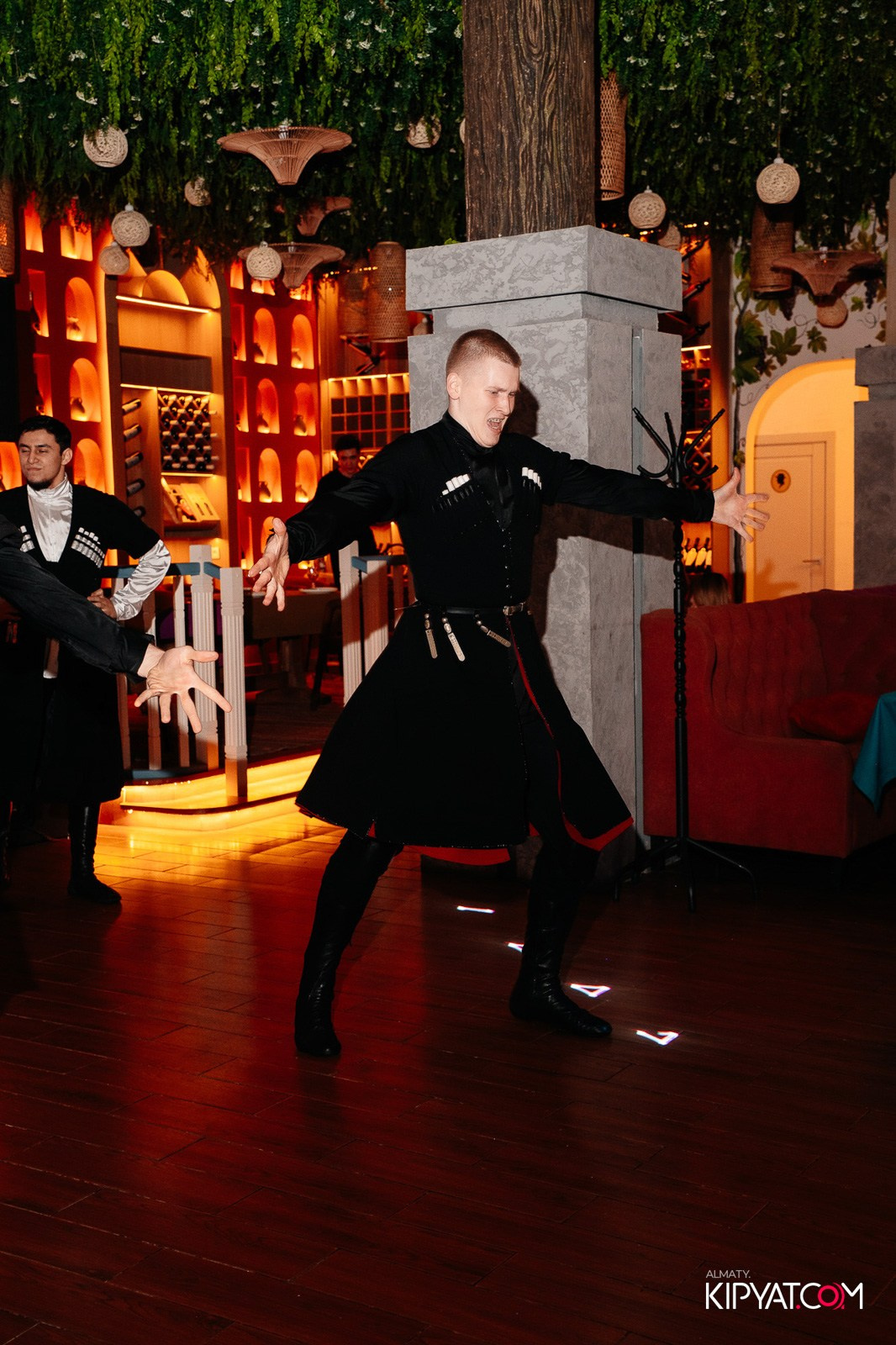 ГРУЗИНСКИЙ ДВОР НА КАБАНБАЙ БАТЫРА. КИПЯТКОМ АЛМАТЫ!