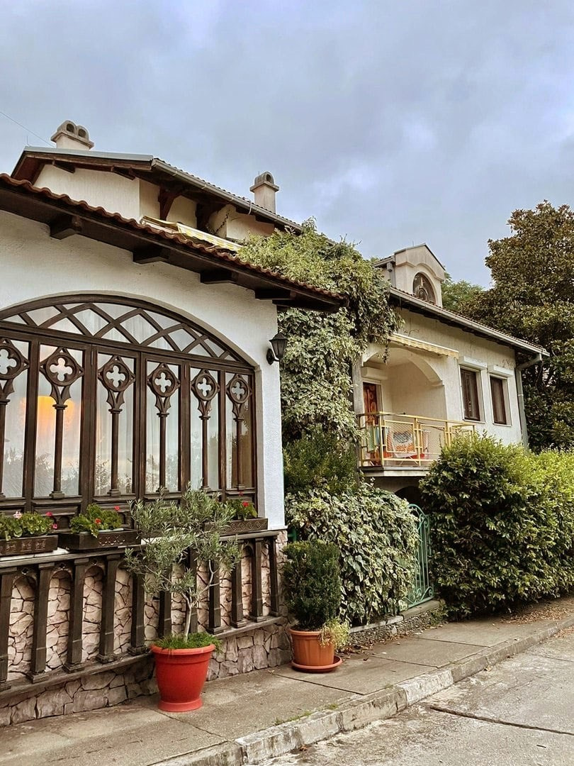 Уличная фотосессия на старинных улицах Сочи, улица Благодатная. Фотограф Сочи Адлер. Солькаева Анастасия