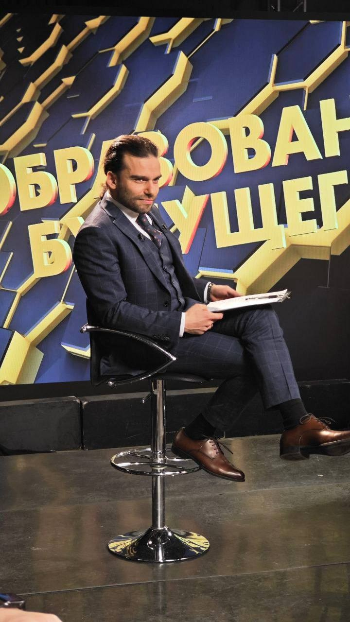 Актёр кино, артист мюзиклов, ведущий мероприятий, ведущий свадеб, дед Мороз — всё это Святослав Ставцев