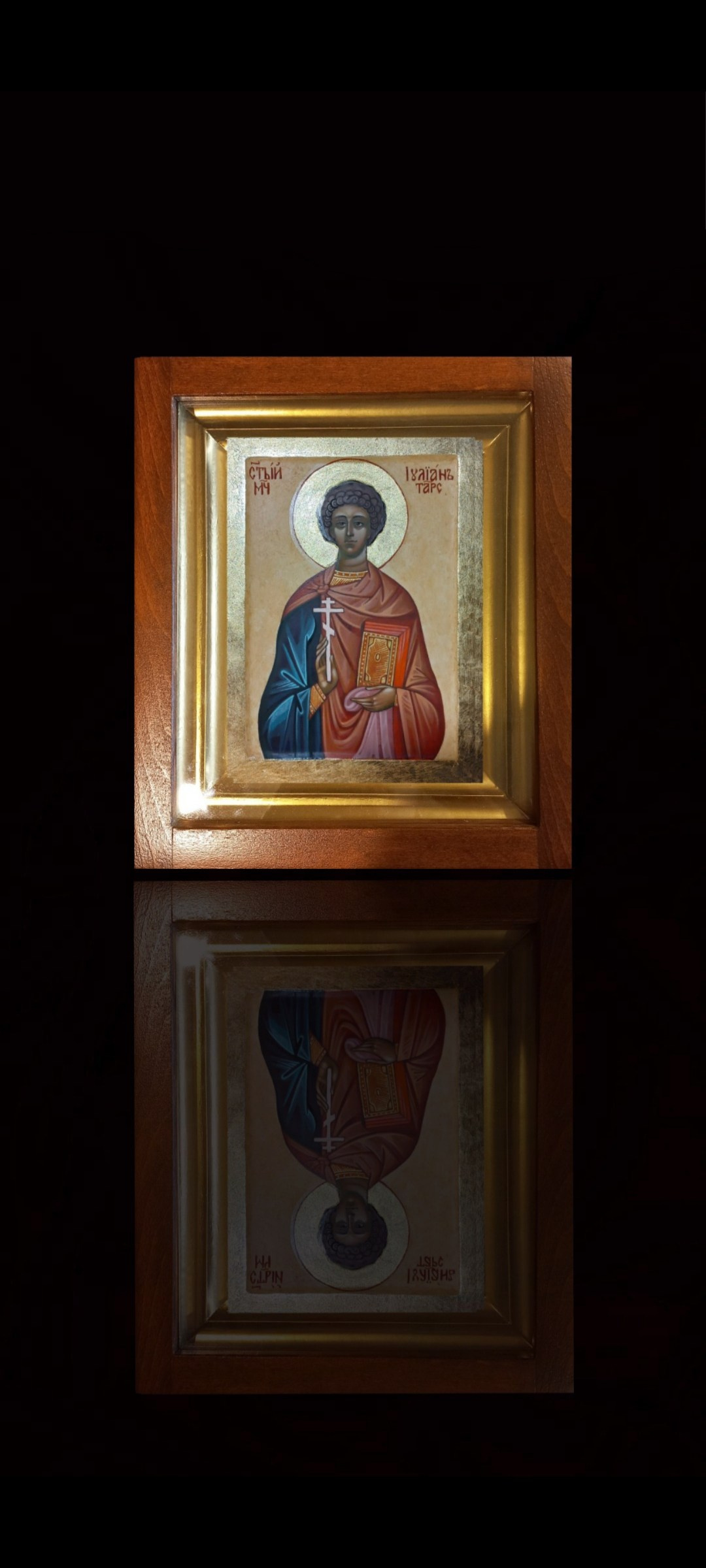 Икона Иулиан Тарсийский в киоте.