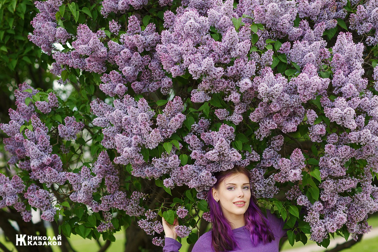 Портретная фотосессия в цветущей сирени в Санкт-Петербурге. Николай Казаков. Профессиональный фотограф. Преподаватель фотографии